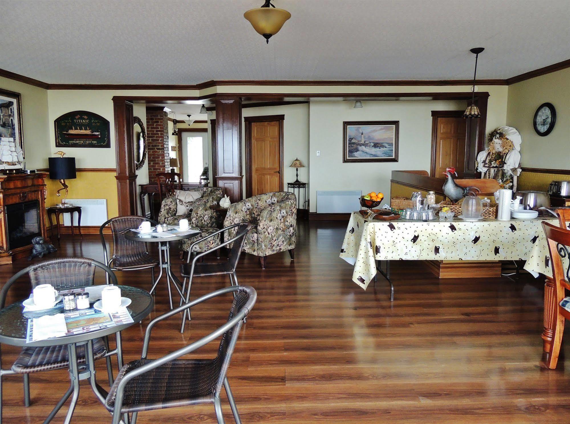 Auberge du Vieux Faubourg Sainte Anne-des-Chênes Extérieur photo